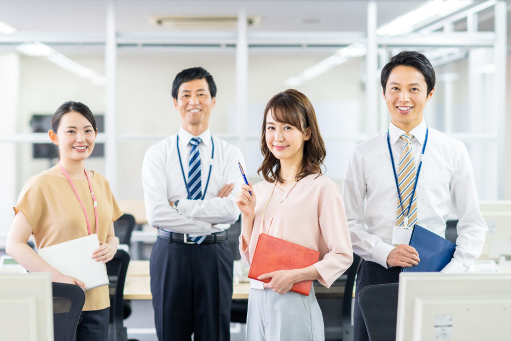 japán munkavállalók mosolyogva