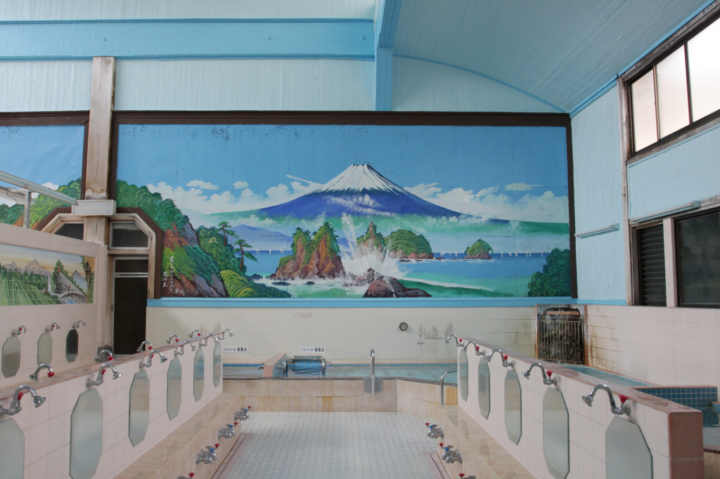 有富士山壁畫的錢湯淋浴區及浴池